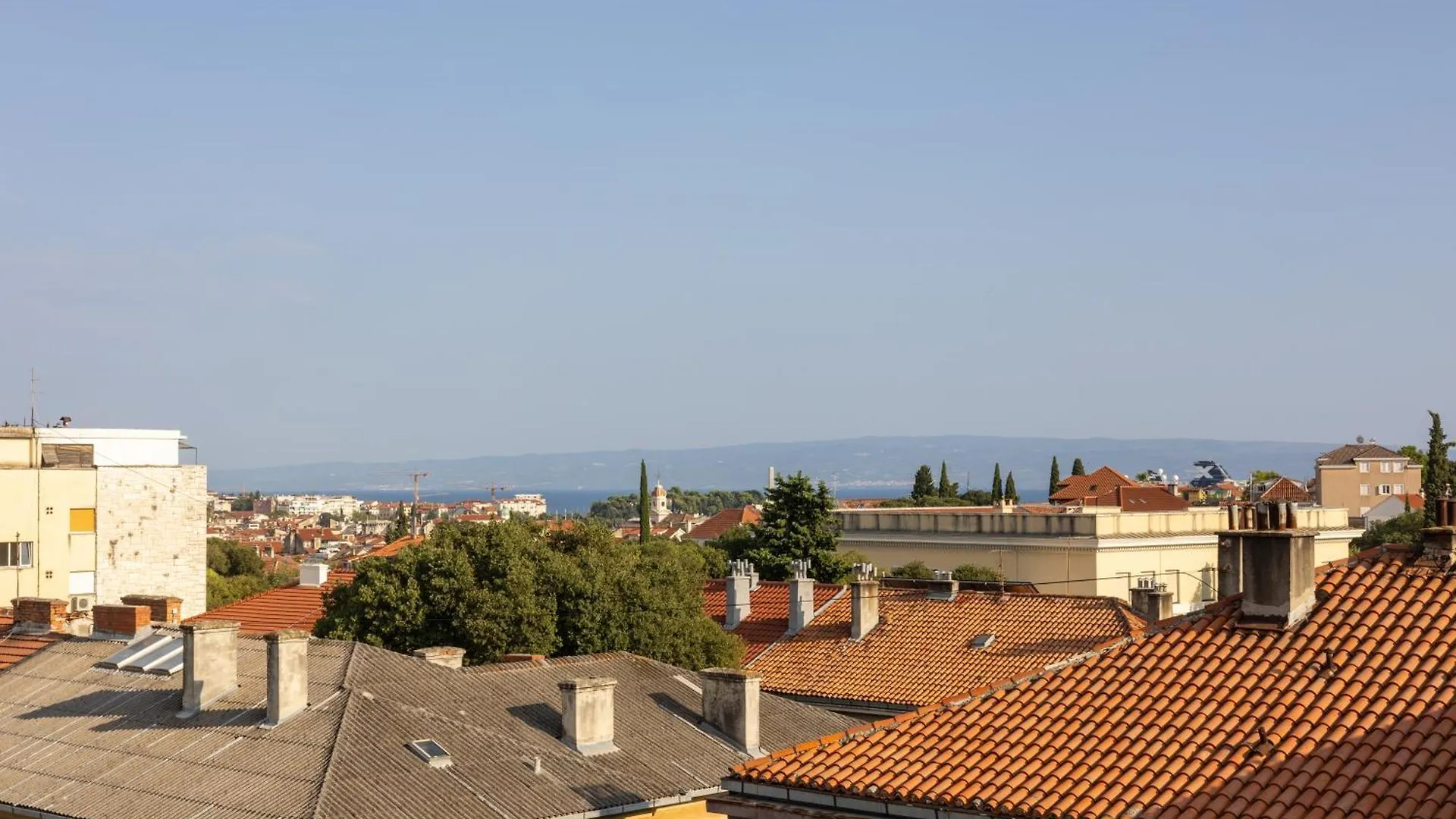 Rooftop Jacuzzi & City View Split Apartment