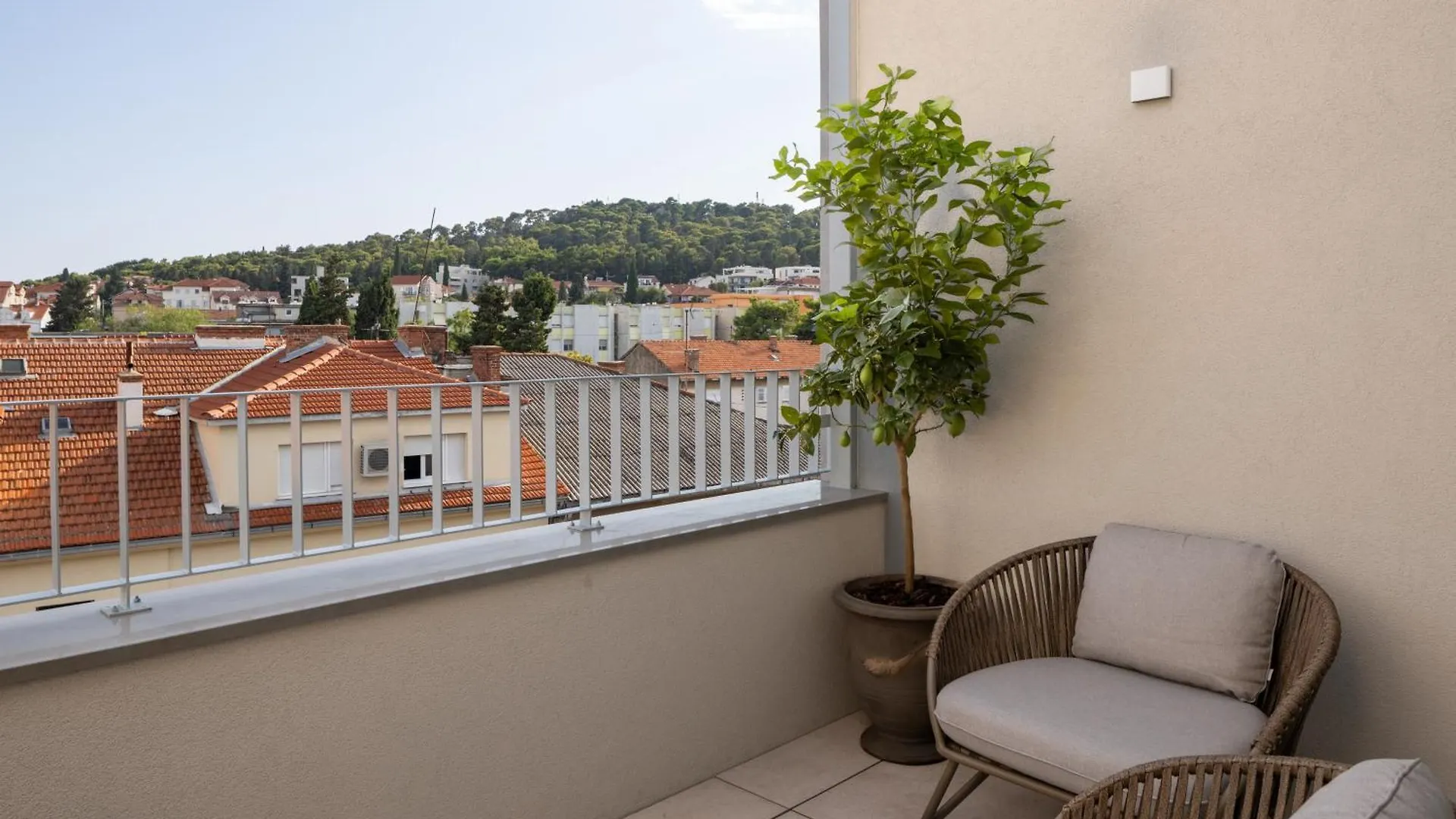 Rooftop Jacuzzi & City View Split Apartment