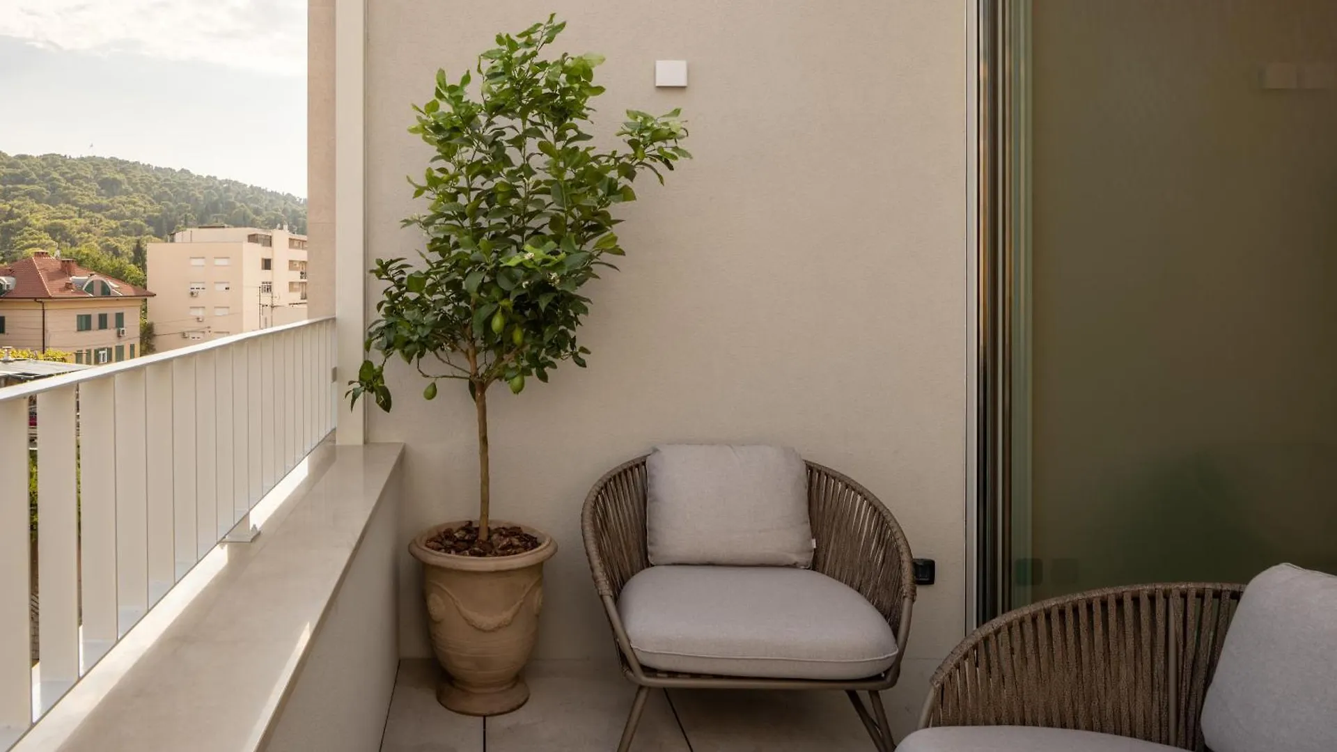 Rooftop Jacuzzi & City View Split Apartment 0*,