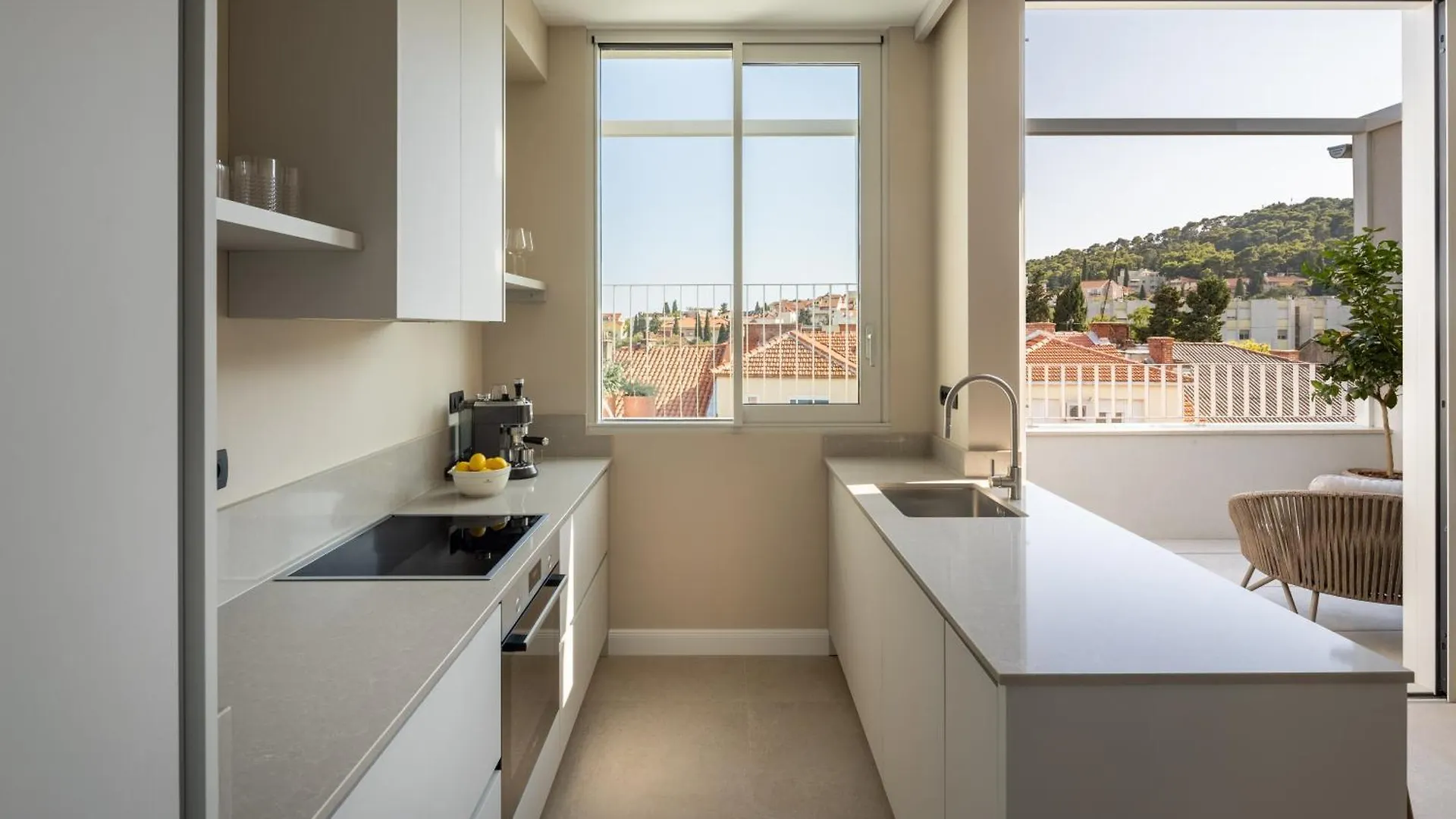 Rooftop Jacuzzi & City View Split Apartment
