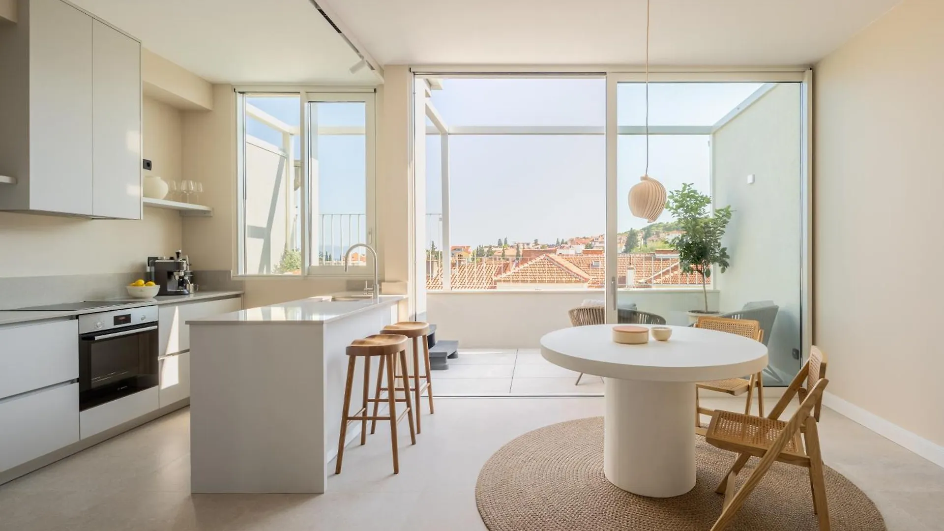 Rooftop Jacuzzi & City View Split Apartment