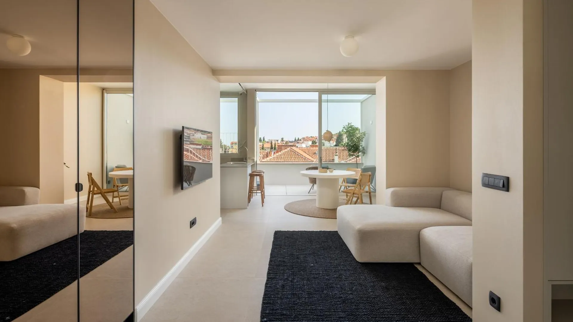 Rooftop Jacuzzi & City View Split Apartment
